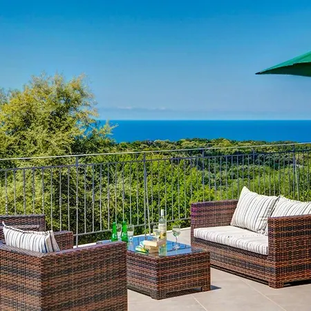 Sleeps 4 Pool Air Con Wifi